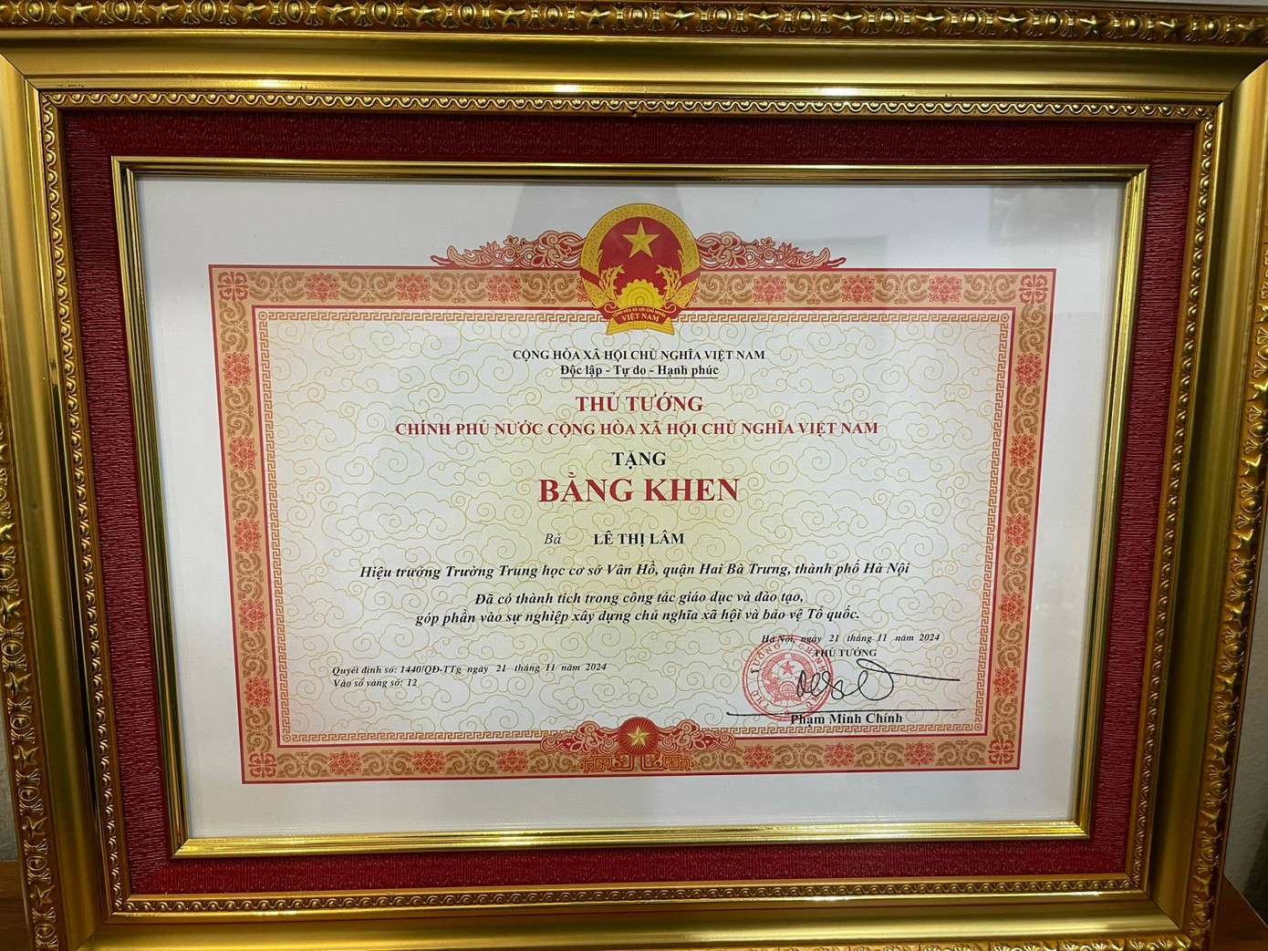 Nhà giáo Lê Thị Lâm - nguyên Hiệu trưởng nhà trường vinh dự được nhận Bằng khen của Thủ tướng Chính phủ. Nhà giáo Lê Thị Lâm - nguyên Hiệu trưởng nhà trường vinh dự được nhận Bằng khen của Thủ tướng Chính phủ.