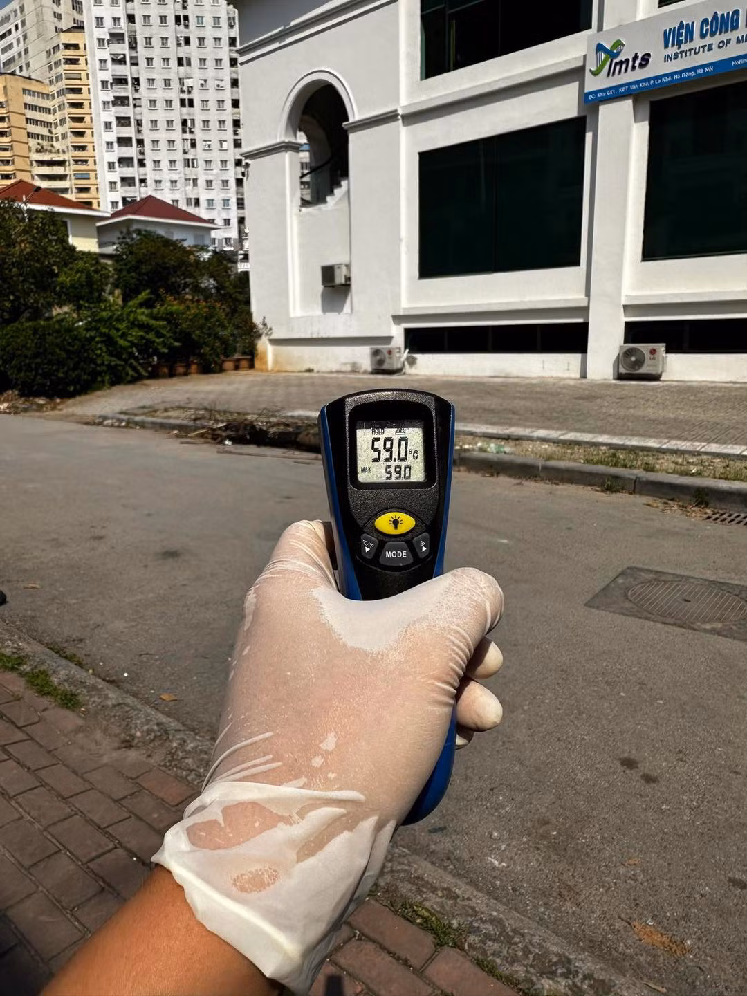 Nhiệt kế đo nhiệt độ ngoài trời khu vực La Khê (Hà Đông, Hà Nội) lúc 14h20' ngày 27/4. (Ảnh: Quanh Tú)