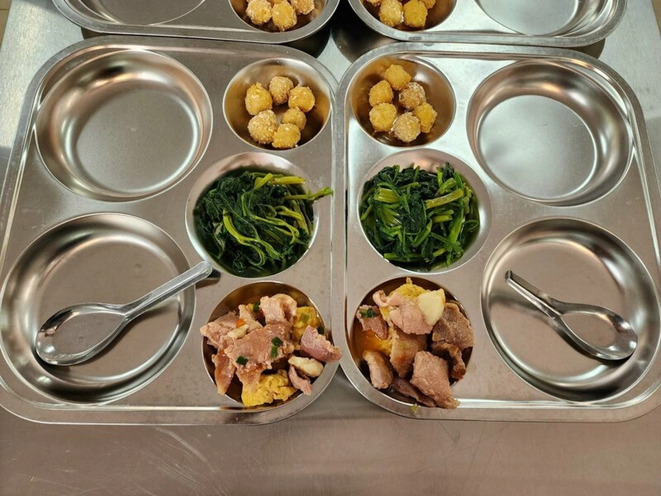 Suất ăn bán trú được điều chỉnh về đúng định lượng sau sự cố ngày 11/10. Suất ăn bán trú được điều chỉnh về đúng định lượng sau sự cố ngày 11/10.