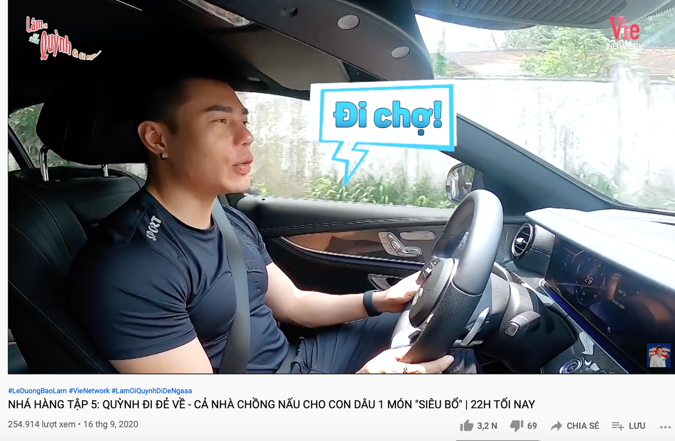 Trong 1 clip được đăng tải trên YouTube với nội dung "Cả nhà chồng nấu cho con dâu món ăn siêu bổ" cũng có đoạn ghi lại khoảnh khắc Lê Dương Bảo Lâm lái xe ô tô.