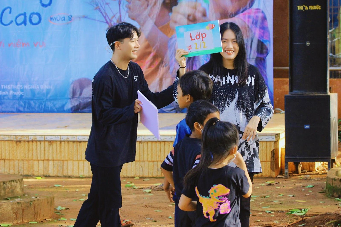 Choco và Vĩnh Thích Ăn Ngon vô cùng hứng khởi khi chơi đùa cùng các em nhỏ ở vùng cao.