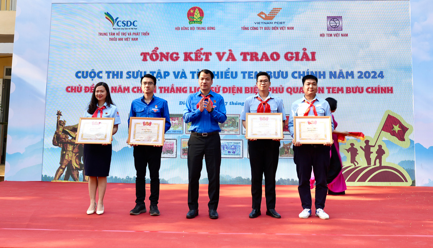 Trao giải A cho các tập thể. Trao giải A cho các tập thể.