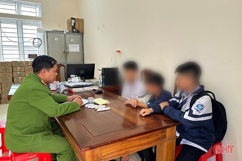 Nhóm học sinh tự chế pháo nổ tại xã Cẩm Hà. (Ảnh: Báo Hà Tĩnh)