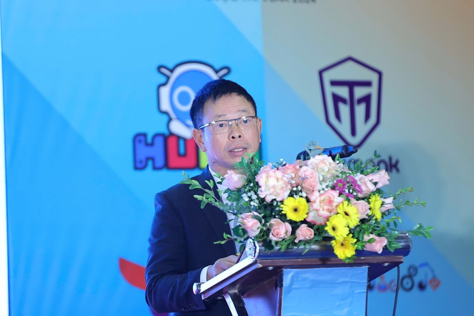 Nhà báo Phùng Công Sưởng - Tổng Biên tập Báo Tiền Phong, đồng Trưởng BTC cuộc thi phát biểu tại lễ khai mạc sáng nay 21/12. Nhà báo Phùng Công Sưởng - Tổng Biên tập Báo Tiền Phong, đồng Trưởng BTC cuộc thi phát biểu tại lễ khai mạc sáng nay 21/12.