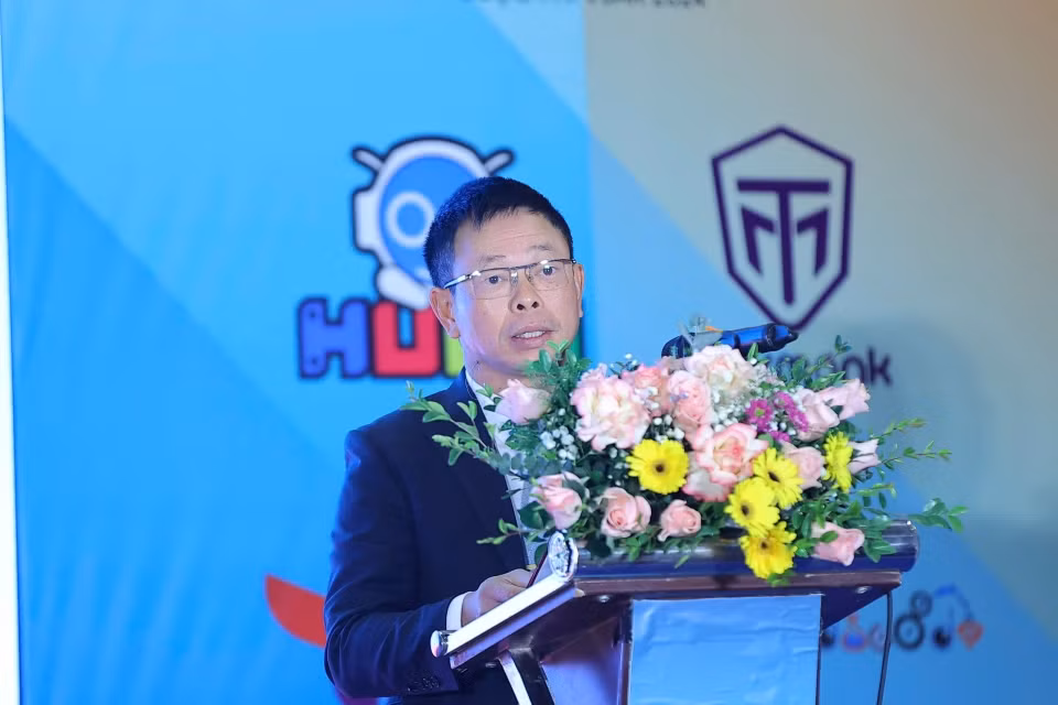 Nhà báo Phùng Công Sưởng - Tổng Biên tập Báo Tiền Phong, đồng Trưởng BTC cuộc thi.