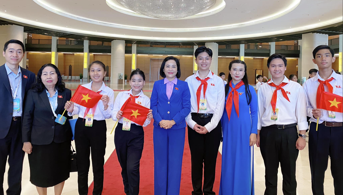 Phan Bảo Ngọc chụp ảnh lưu niệm cùng cô Nguyễn Thị Thanh - Phó Chủ tịch Quốc hội, chị Nguyễn Phạm Duy Trang - Chủ tịch hội đồng Đội T.Ư, luật sư Trần Thị Ngọc Nữ - Hội Bảo vệ quyền trẻ em TP.HCM và các đại biểu Phiên họp giả định Quốc hội trẻ em chụp tại Tòa nhà Quốc hội. Phan Bảo Ngọc chụp ảnh lưu niệm cùng cô Nguyễn Thị Thanh - Phó Chủ tịch Quốc hội, chị Nguyễn Phạm Duy Trang - Chủ tịch hội đồng Đội T.Ư, luật sư Trần Thị Ngọc Nữ - Hội Bảo vệ quyền trẻ em TP.HCM và các đại biểu Phiên họp giả định Quốc hội trẻ em chụp tại Tòa nhà Quốc hội.