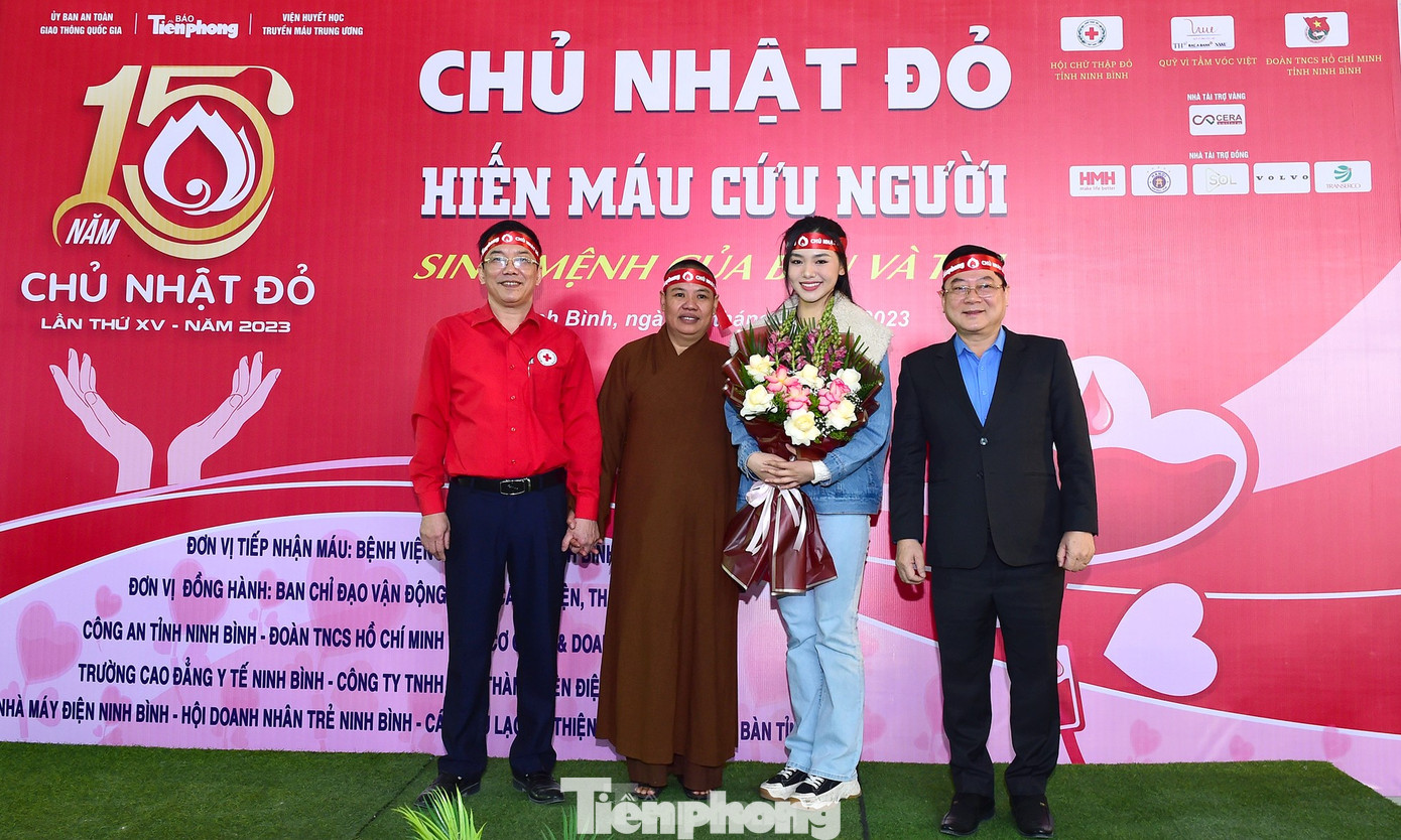 Tham gia hiến máu trong chương trình có màu áo của người tu hành.