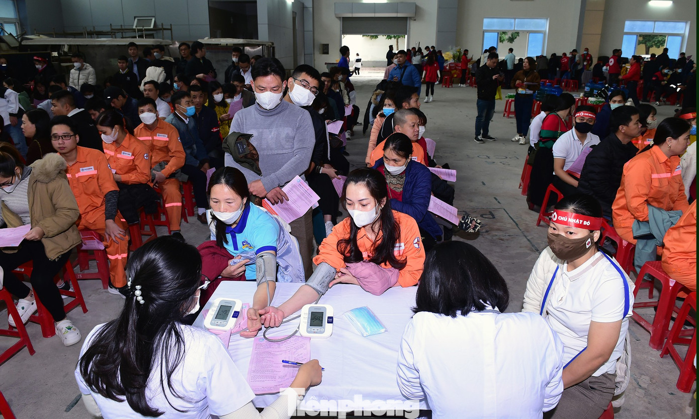 Đoàn viên thanh niên và người dân đăng ký hiến máu và kiểm tra sức khỏe tại chương trình. (Ảnh: Xuân Tùng)