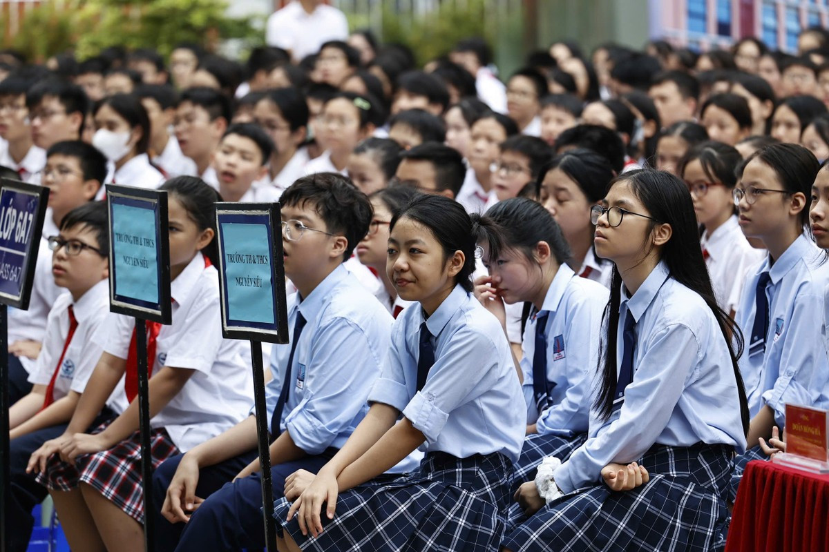 Các em học sinh tham dự chương trình. Các em học sinh tham dự chương trình.