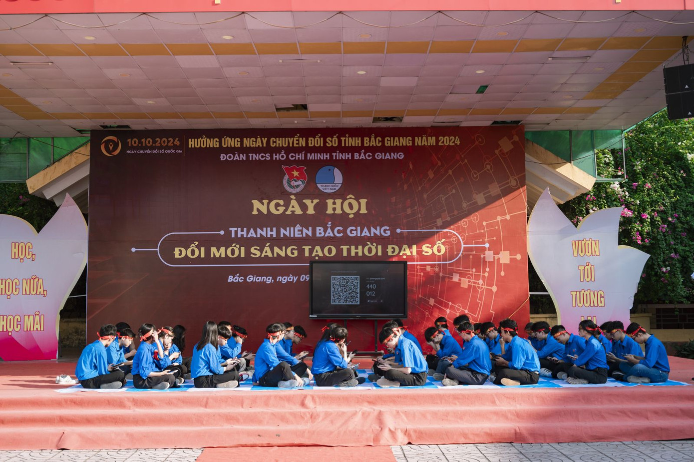 Học sinh tham gia phần thi Rung chuông vàng. Học sinh tham gia phần thi Rung chuông vàng.