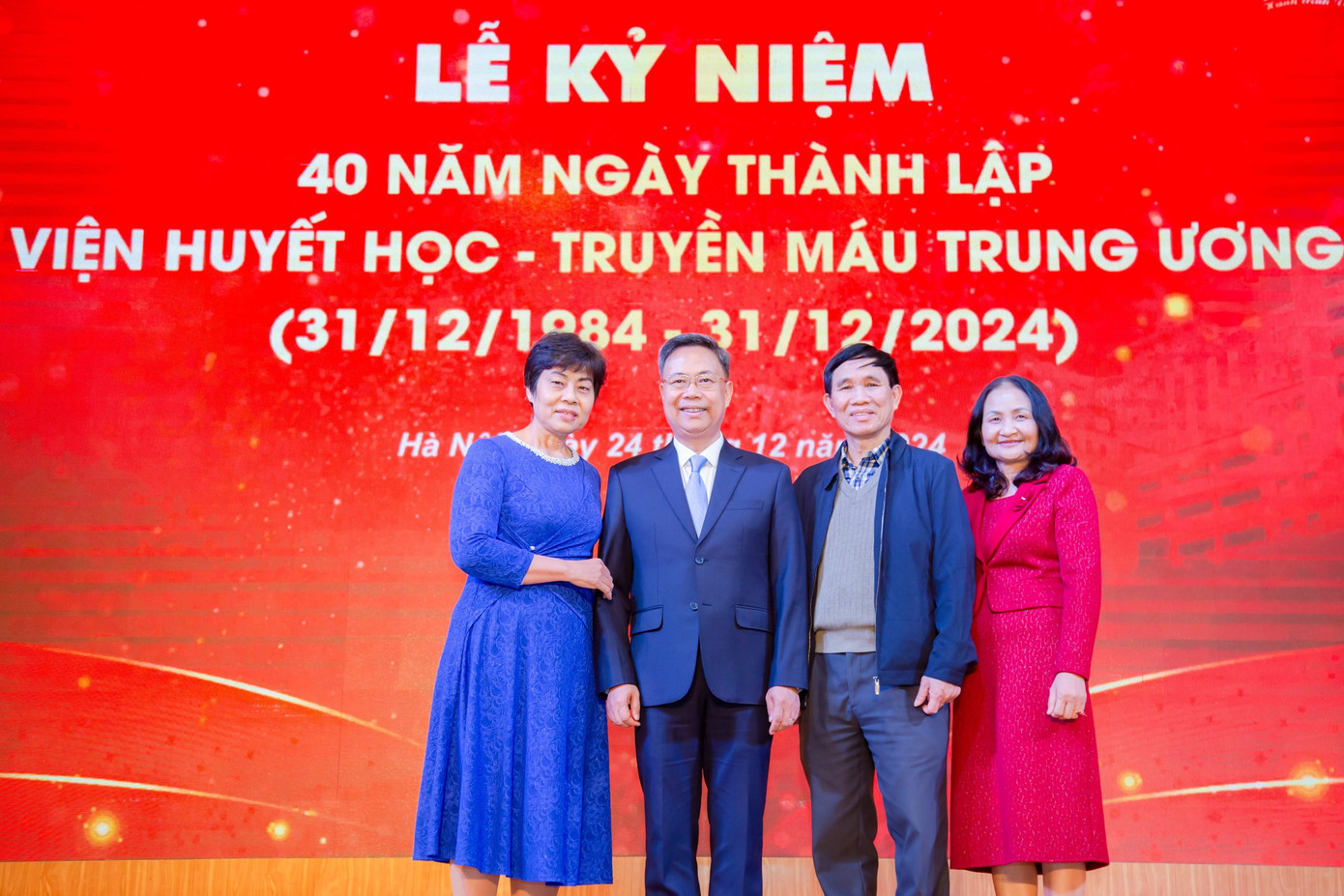 Đây cũng là dịp để các cán bộ hưu trí hội ngộ.