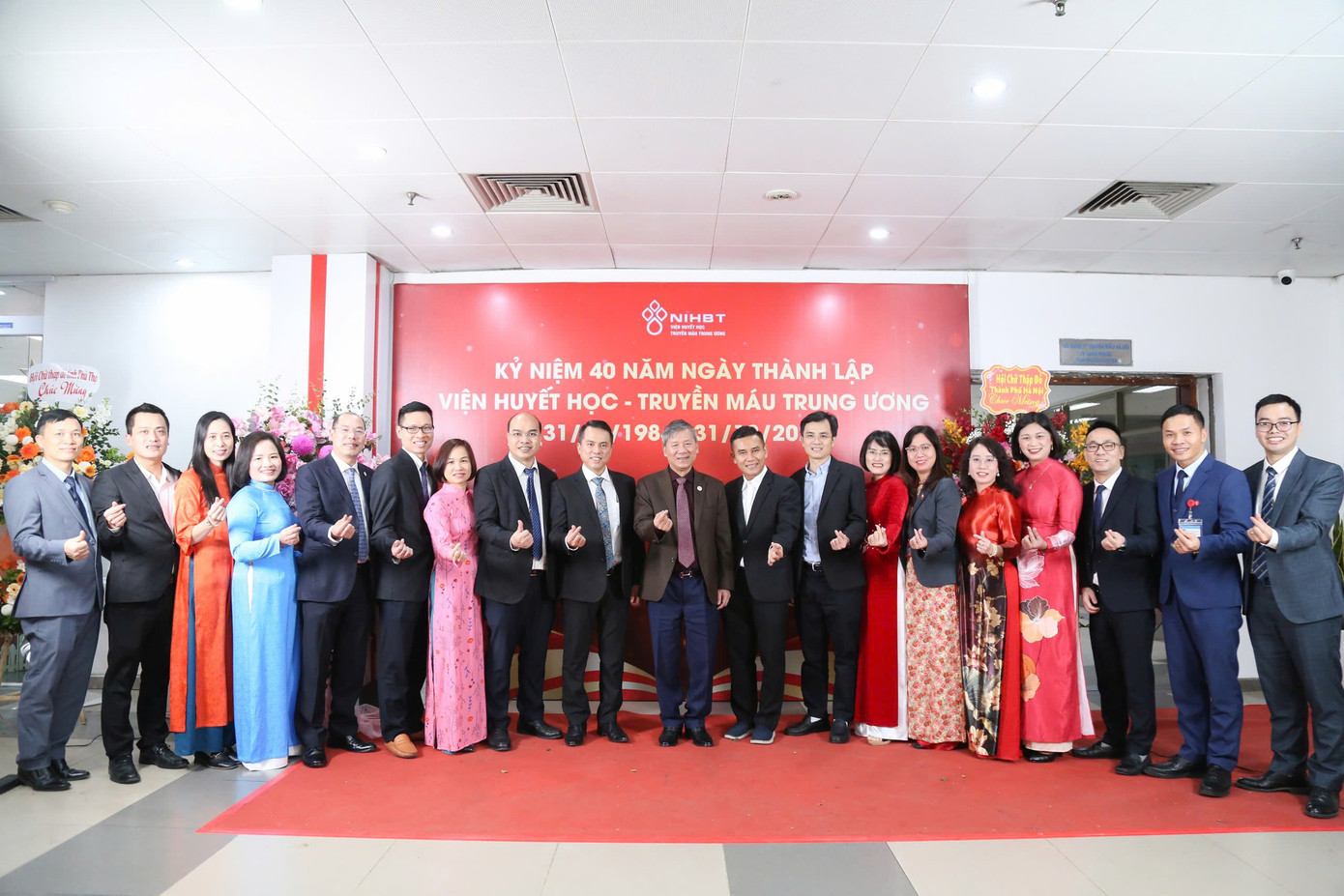 GS.TS.AHLĐ Nguyễn Anh Trí, Nguyên Viện trưởng Viện Huyết học - Truyền máu Trung ương chung vui cùng các cán bộ, nhân viên của Viện.