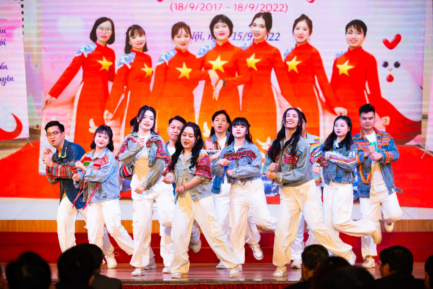 Đoàn Thanh niên Viện đã trình diễn những tiết mục ấn tượng trong Lễ kỷ niệm, thể hiện tinh thần sôi nổi của tuổi trẻ Viện Máu.