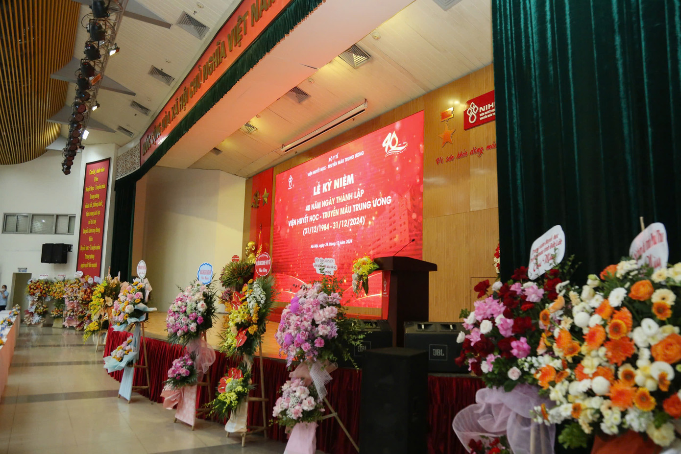 Nhiều đơn vị đã gửi điện hoa chúc mừng Viện.