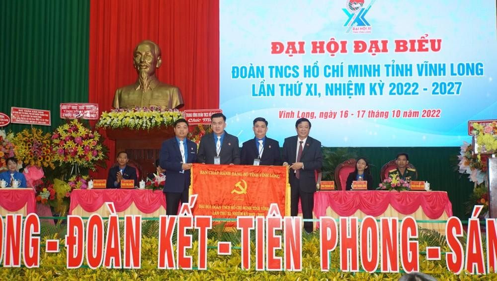 Bí thư Tỉnh ủy Vĩnh Long tặng bức trướng cho Ban Chấp hành Tỉnh Đoàn Vĩnh Long nhiệm kỳ mới. (Ảnh: Hòa Hội) Bí thư Tỉnh ủy Vĩnh Long tặng bức trướng cho Ban Chấp hành Tỉnh Đoàn Vĩnh Long nhiệm kỳ mới. (Ảnh: Hòa Hội)