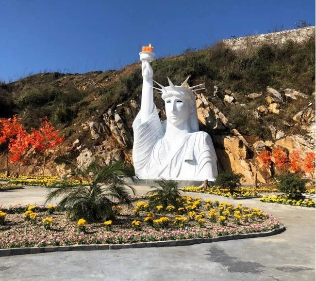 Bức tượng "Nữ thần Tự do" phiên bản "pha ke" ở Sa Pa gây tranh cãi gay gắt. Bức tượng "Nữ thần Tự do" phiên bản "pha ke" ở Sa Pa gây tranh cãi gay gắt.