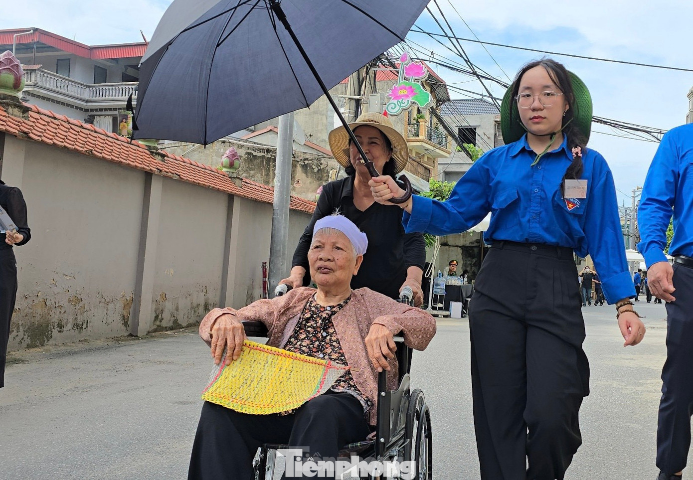 Lực lượng tình nguyện viên hết lòng phục vụ nhân dân đến viếng Tổng Bí thư tại quê nhà ở huyện Đông Anh.