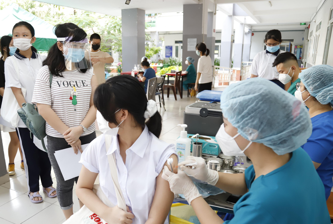 Nhiều học sinh độ tuổi từ 12 - 17 tuổi ở các địa phương đã được tiêm vắc-xin phòng COVID-19. (Ảnh minh họa từ Internet)