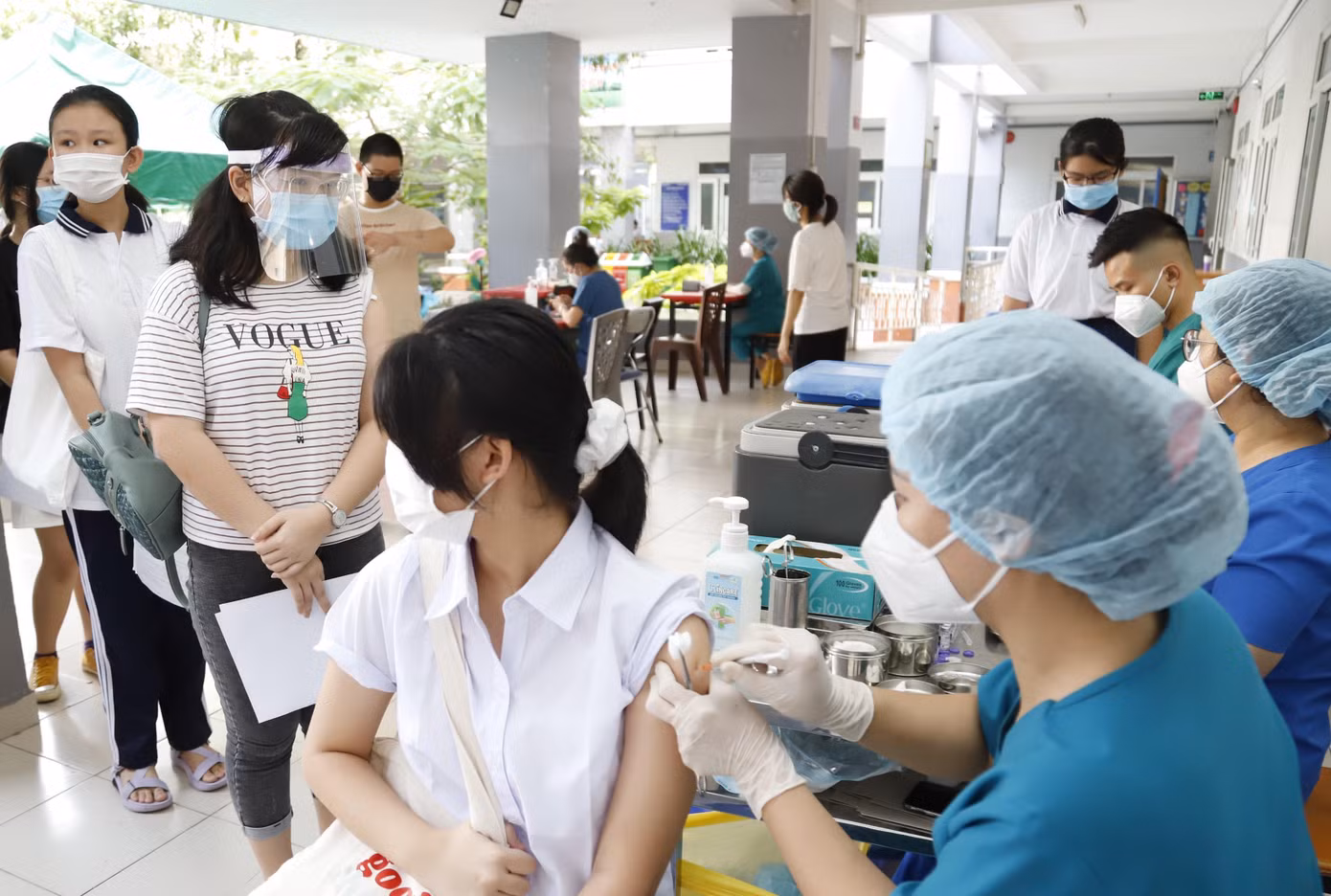 Nhiều học sinh độ tuổi từ 12 - 17 tuổi ở các địa phương đã được tiêm vắc-xin phòng COVID-19. (Ảnh minh họa từ Internet)
