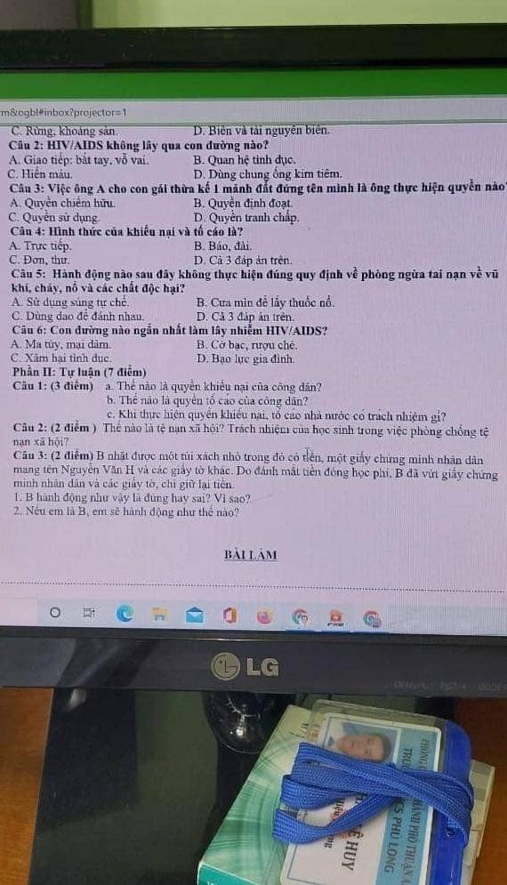 Hình ảnh chụp màn hình máy tính có đề thi bị con của Hiệu trưởng phát tán. Hình ảnh chụp màn hình máy tính có đề thi bị con của Hiệu trưởng phát tán.