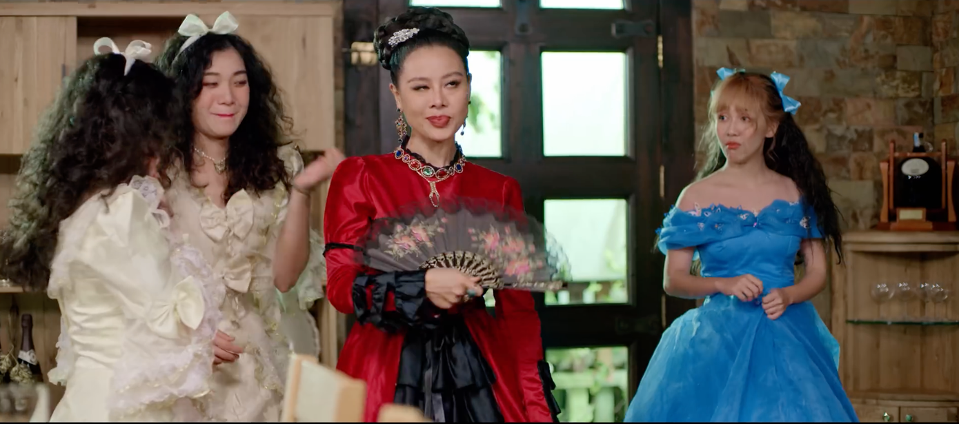 Diễn viên Nam Thư cũng góp mặt trong sản phẩm mới của Hậu Hoàng. Diễn viên Nam Thư cũng góp mặt trong sản phẩm mới của Hậu Hoàng.