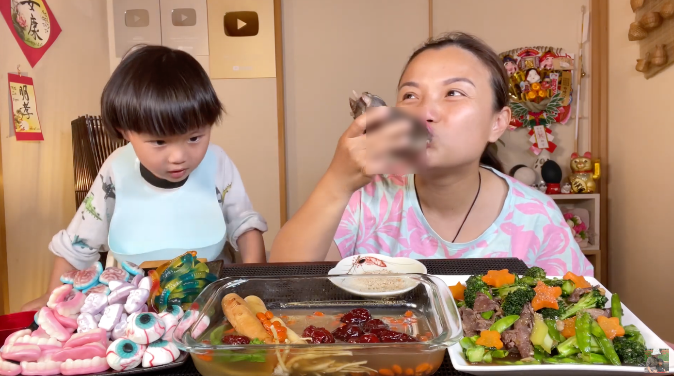 Clip ăn bàn chân gấu của Quỳnh Trần JP nhận về nhiều chỉ trích gay gắt. Clip ăn bàn chân gấu của Quỳnh Trần JP nhận về nhiều chỉ trích gay gắt.