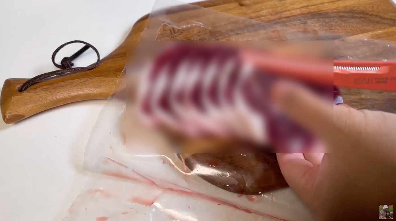 Quỳnh Trần JP đăng tải clip về quá trình sơ chế, chế biến món chân gấu hầm sâm và thịt gấu xào bông cải. Quỳnh Trần JP đăng tải clip về quá trình sơ chế, chế biến món chân gấu hầm sâm và thịt gấu xào bông cải.