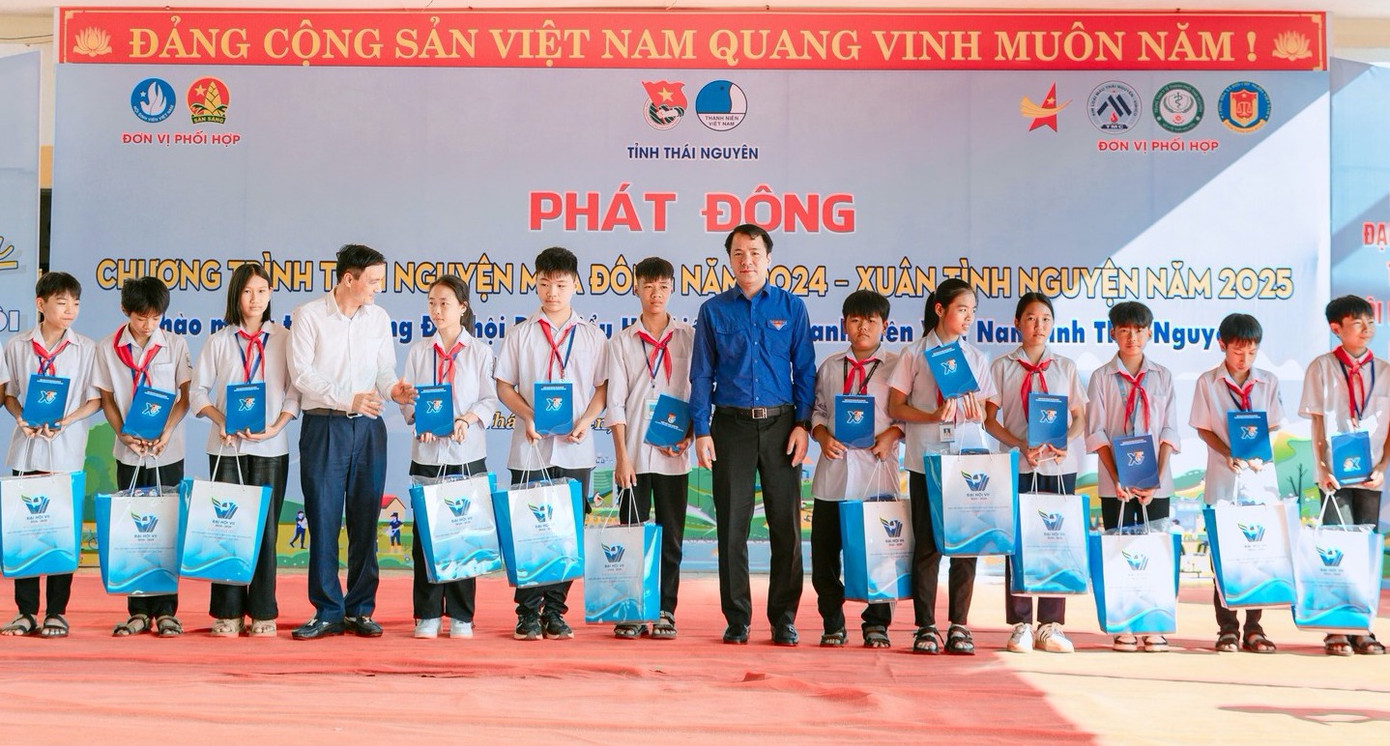 Nhiều phần quà được trao tặng cho các em học sinh, đội viên tỉnh Thái Nguyên. Nhiều phần quà được trao tặng cho các em học sinh, đội viên tỉnh Thái Nguyên.