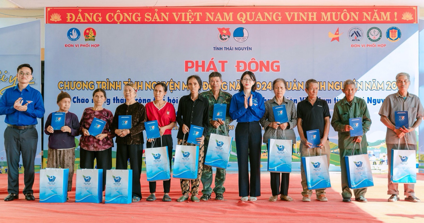 Trao quà cho gia đình có hoàn cảnh khó khăn ở Thái Nguyên. Trao quà cho gia đình có hoàn cảnh khó khăn ở Thái Nguyên.
