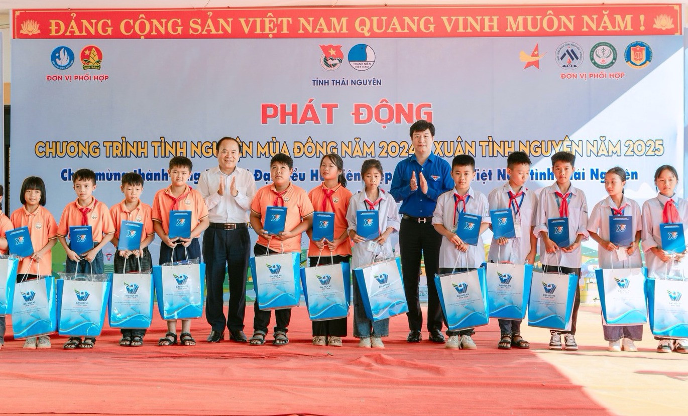 Đồng chí Lê Hải Long, Ủy viên Ban thường vụ, Trưởng Ban Công tác thiếu nhi Trung ương Đoàn, Phó Chủ tịch thường trực Hội đồng Đội Trung ương trao tặng quà cho các em học sinh. Đồng chí Lê Hải Long, Ủy viên Ban thường vụ, Trưởng Ban Công tác thiếu nhi Trung ương Đoàn, Phó Chủ tịch thường trực Hội đồng Đội Trung ương trao tặng quà cho các em học sinh.