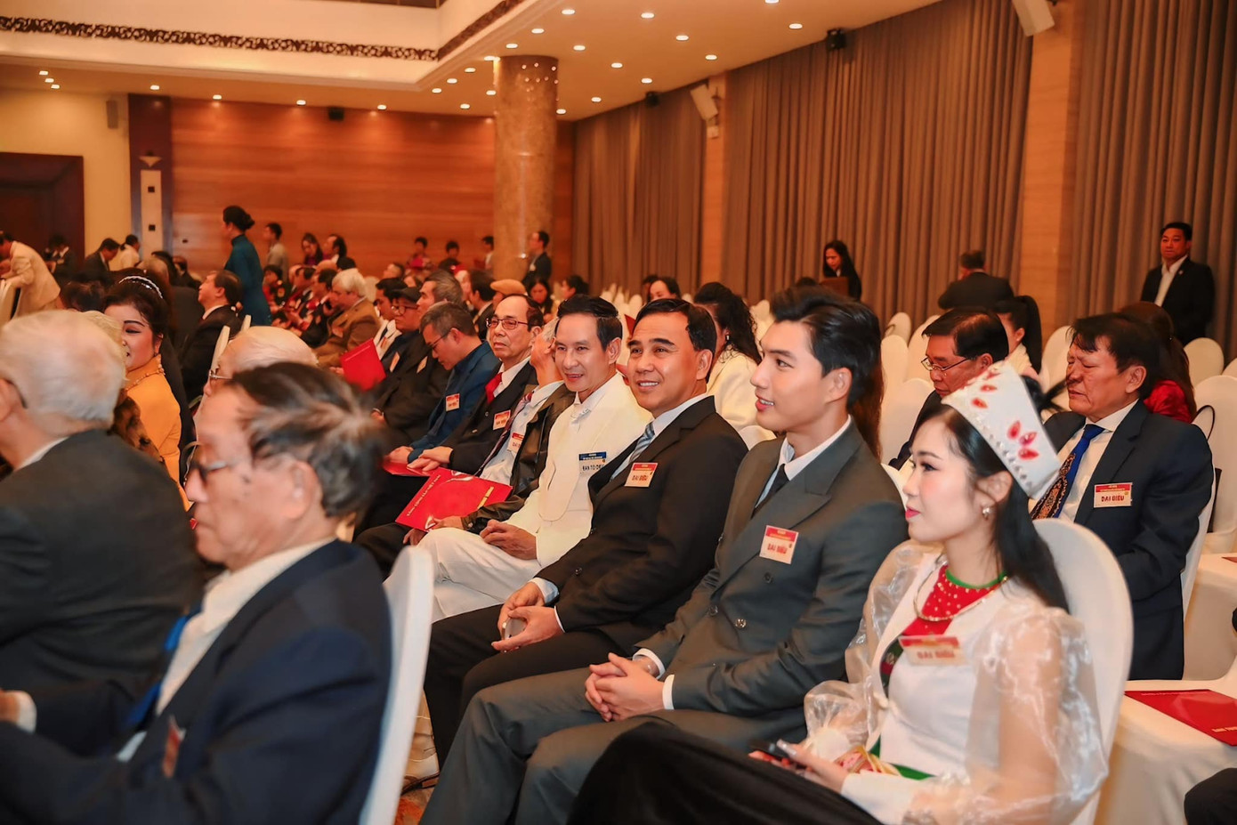 HIEUTHUHAI với chiều cao nổi bật, ngoại hình sáng, thu hút ánh nhìn.