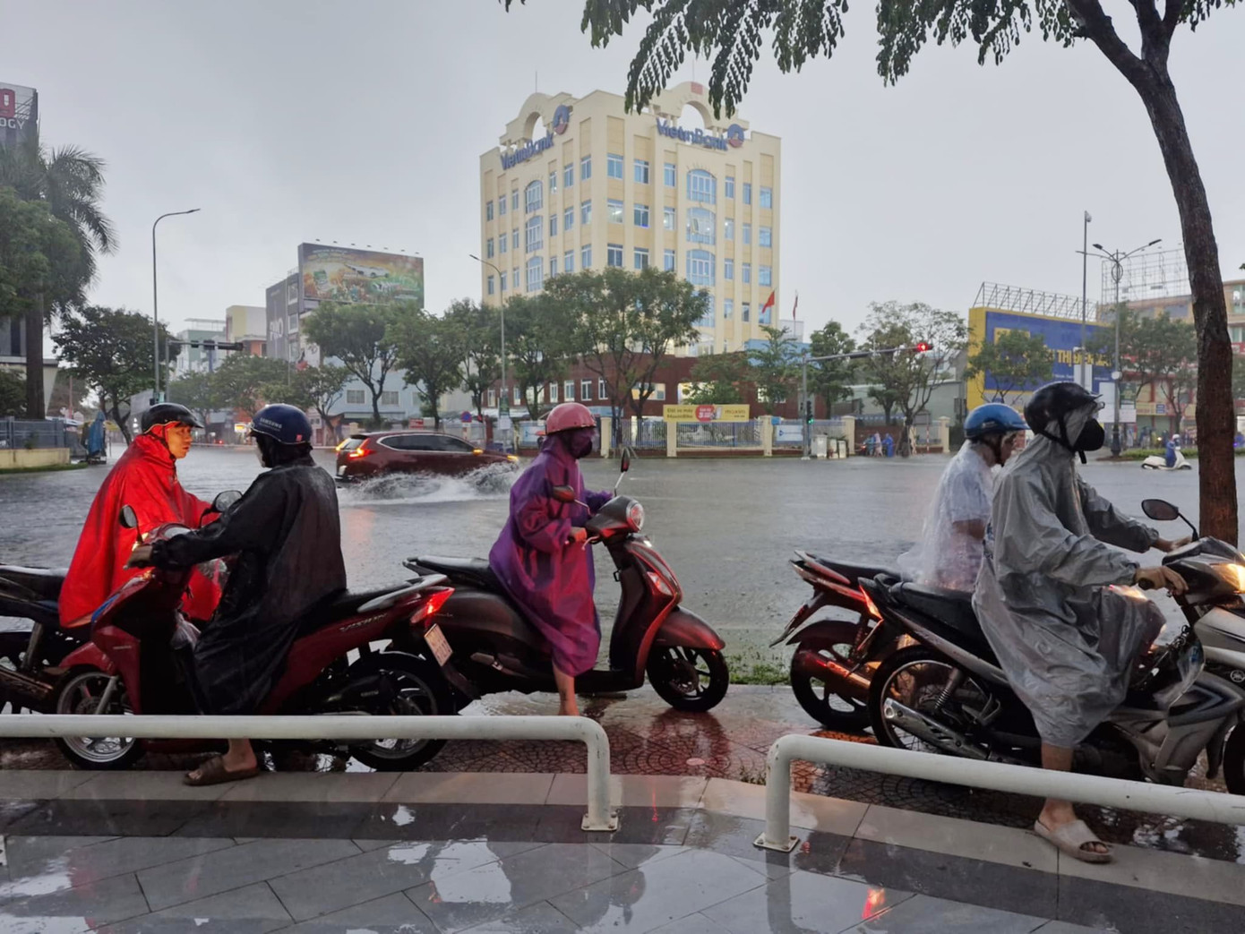 Địa bàn TP Đà Nẵng có mưa lớn, gây ngập lụt ở nhiều khu vực. Địa bàn TP Đà Nẵng có mưa lớn, gây ngập lụt ở nhiều khu vực.