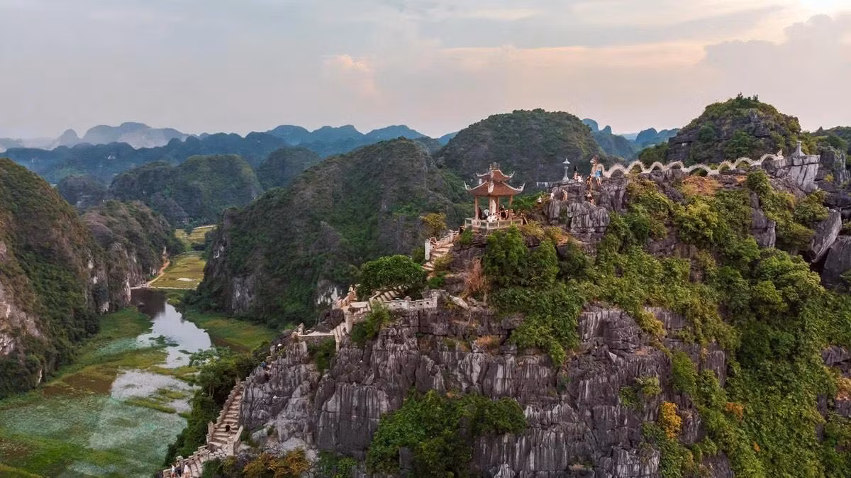 Hang Múa là nơi ngắm trọn cảnh đẹp vùng Tam Cốc.