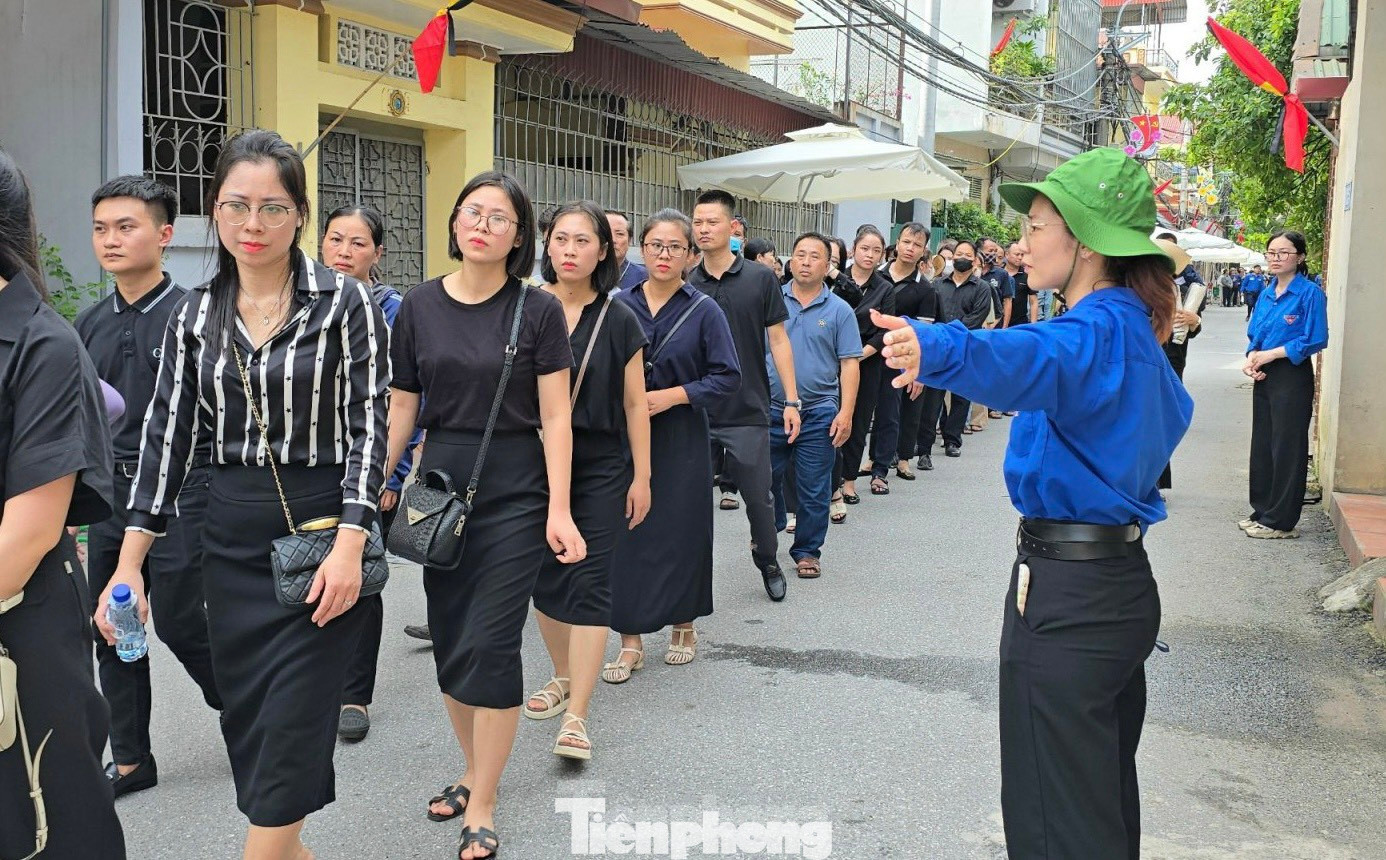 Lực lượng tình nguyện viên hết lòng phục vụ nhân dân đến viếng Tổng Bí thư tại quê nhà ở huyện Đông Anh.