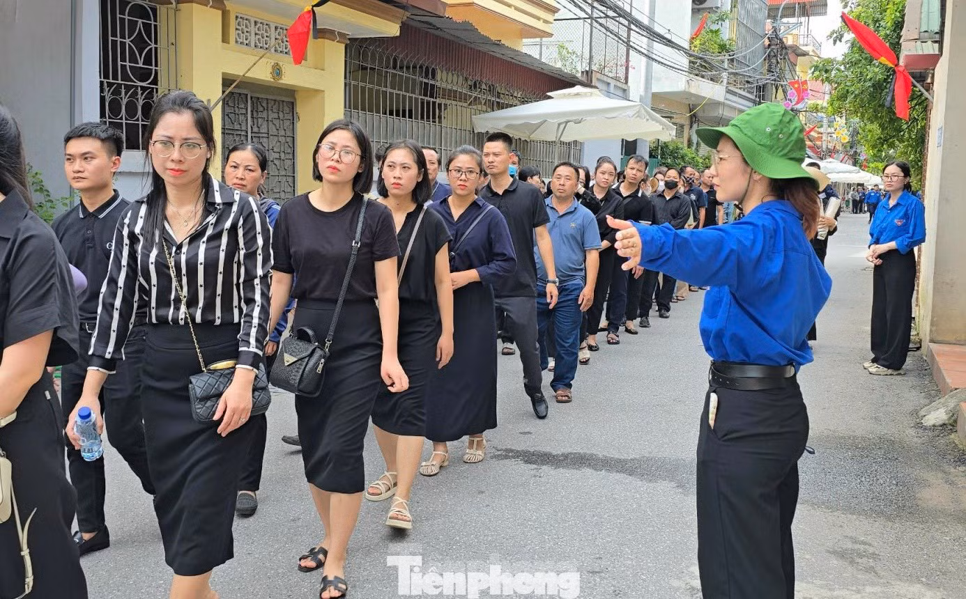Lực lượng tình nguyện viên hết lòng phục vụ nhân dân đến viếng Tổng Bí thư tại quê nhà ở huyện Đông Anh.