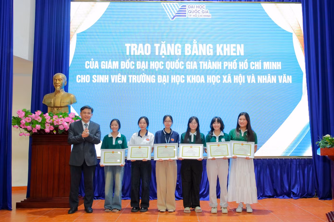 PGS.TS Nguyễn Minh Tâm trao bằng khen của Giám đốc ĐH Quốc gia TP.HCM cho các sinh viên.