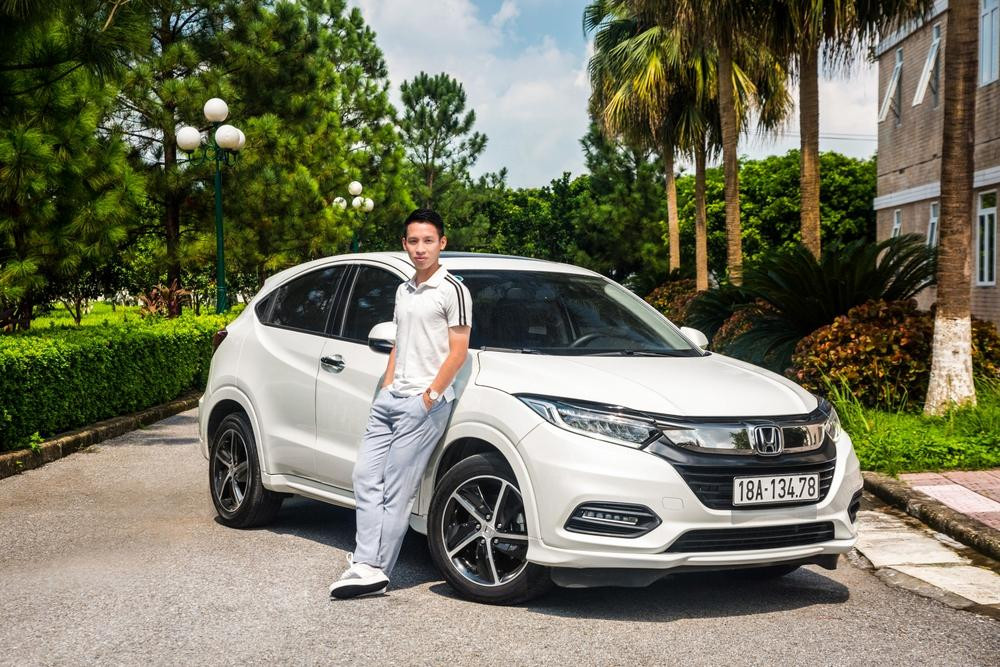 Thích xe hơi nên Đỗ Hùng Dũng cũng nhiều lần tham gia quảng cáo xe. Cuộc sống thầm lặng của Đỗ Hùng Dũng: Mê xe hơi, có nhà chục tỷ & yêu cô bán hàng xinh đẹp - Ảnh 7.