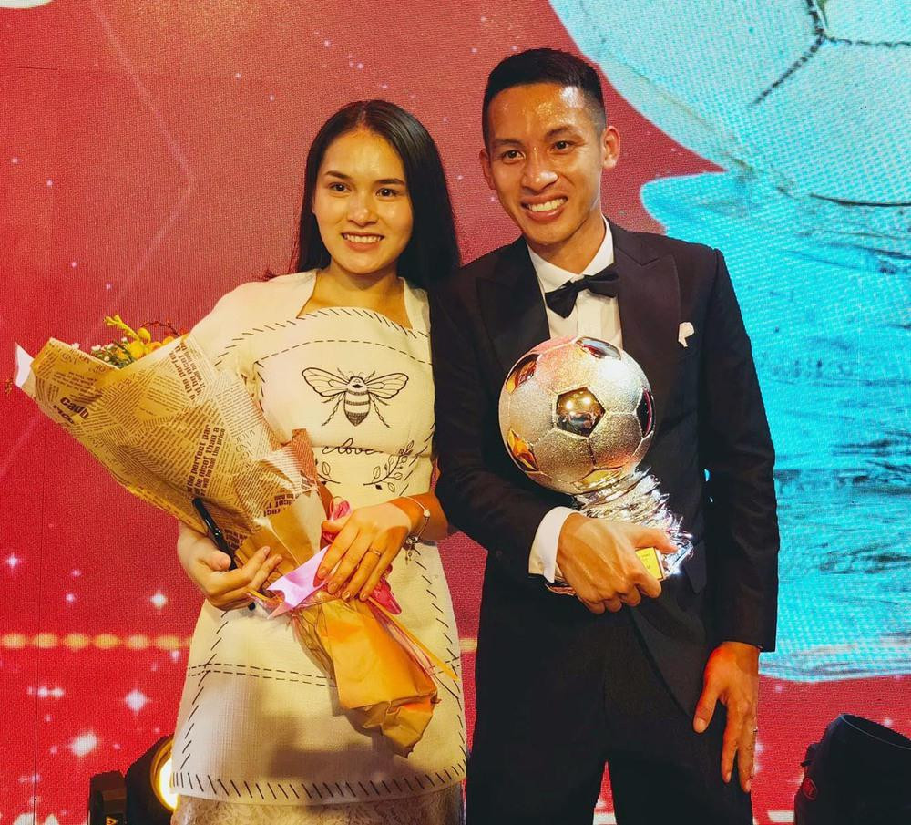 Mộc Trinh luôn bên cạnh Đỗ Hùng Dũng cả những lúc vinh quang lẫn khó khăn. Cuộc sống thầm lặng của Đỗ Hùng Dũng: Mê xe hơi, có nhà chục tỷ & yêu cô bán hàng xinh đẹp - Ảnh 9.