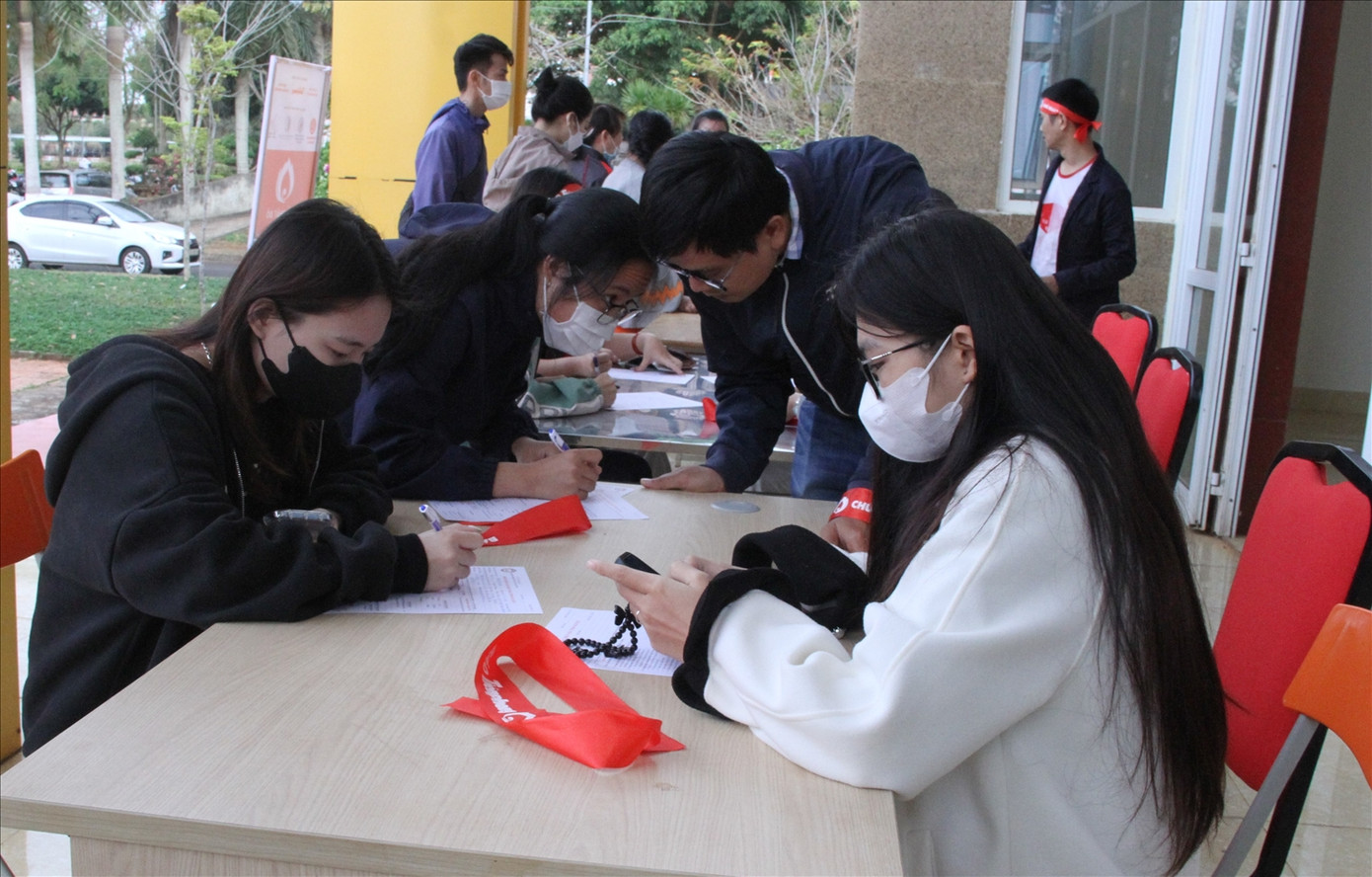 Tình nguyện viên làm thủ tục đăng ký hiến máu. Tình nguyện viên làm thủ tục đăng ký hiến máu.