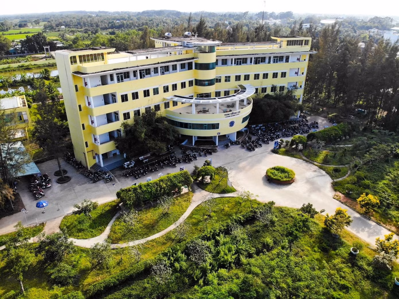 Trung tâm Học liệu góc nhìn từ trên cao.