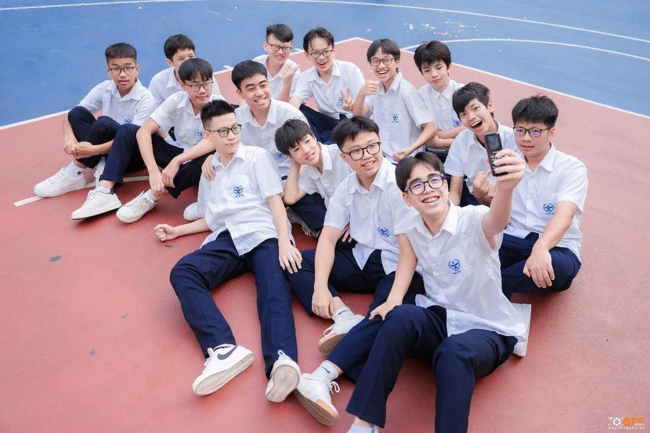 Quang Anh và những khoảnh khắc tinh nghịch bên những người bạn lớp 9A4. Quang Anh và những khoảnh khắc tinh nghịch bên những người bạn lớp 9A4.