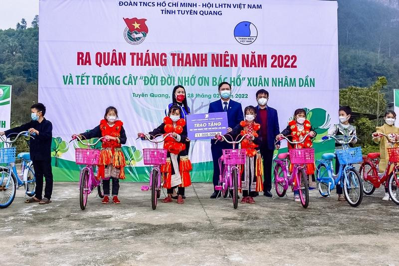 Trao tặng xe đạp cho các em học sinh khó khăn trường Tiểu học Bình An. Trao tặng xe đạp cho các em học sinh khó khăn trường Tiểu học Bình An.