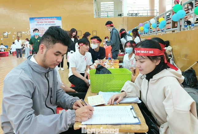 Bạn Tây tiếc nuối khi không được hiến máu.