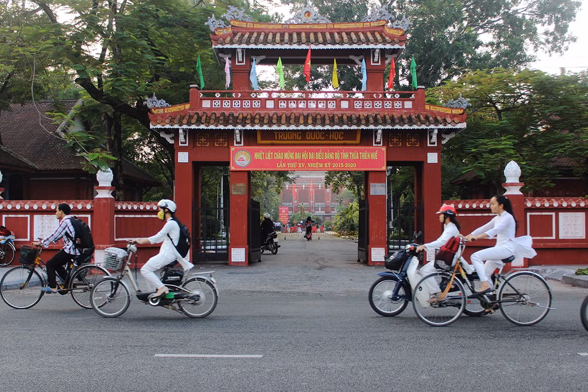 Trường THPT chuyên Quốc học - Huế nổi tiếng với chất lượng giáo dục hàng đầu. Trường THPT chuyên Quốc học - Huế nổi tiếng với chất lượng giáo dục hàng đầu.