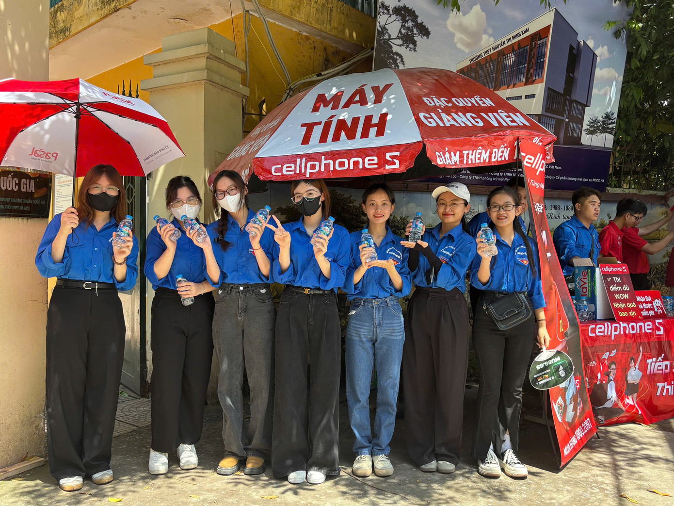 Đồ ăn nhẹ, nước uống đóng chai được chuẩn bị sẵn sàng để “tiếp sức” cho thí sinh.