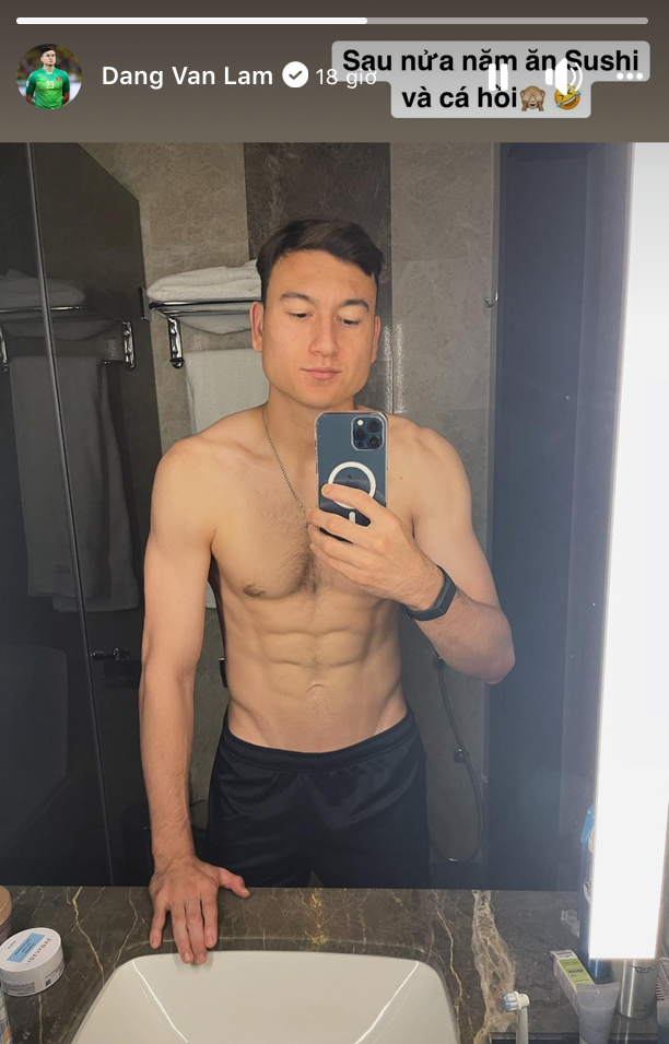 Bức ảnh thủ thành của tuyển Việt Nam selfie trước gương khoe trọn body 6 múi chuẩn như &quot;tạc tượng&quot; với cơ bắp cuồn cuộn, vạm vỡ.