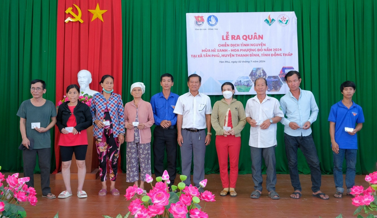 Trao tặng thẻ Bảo hiểm y tế cho người dân.