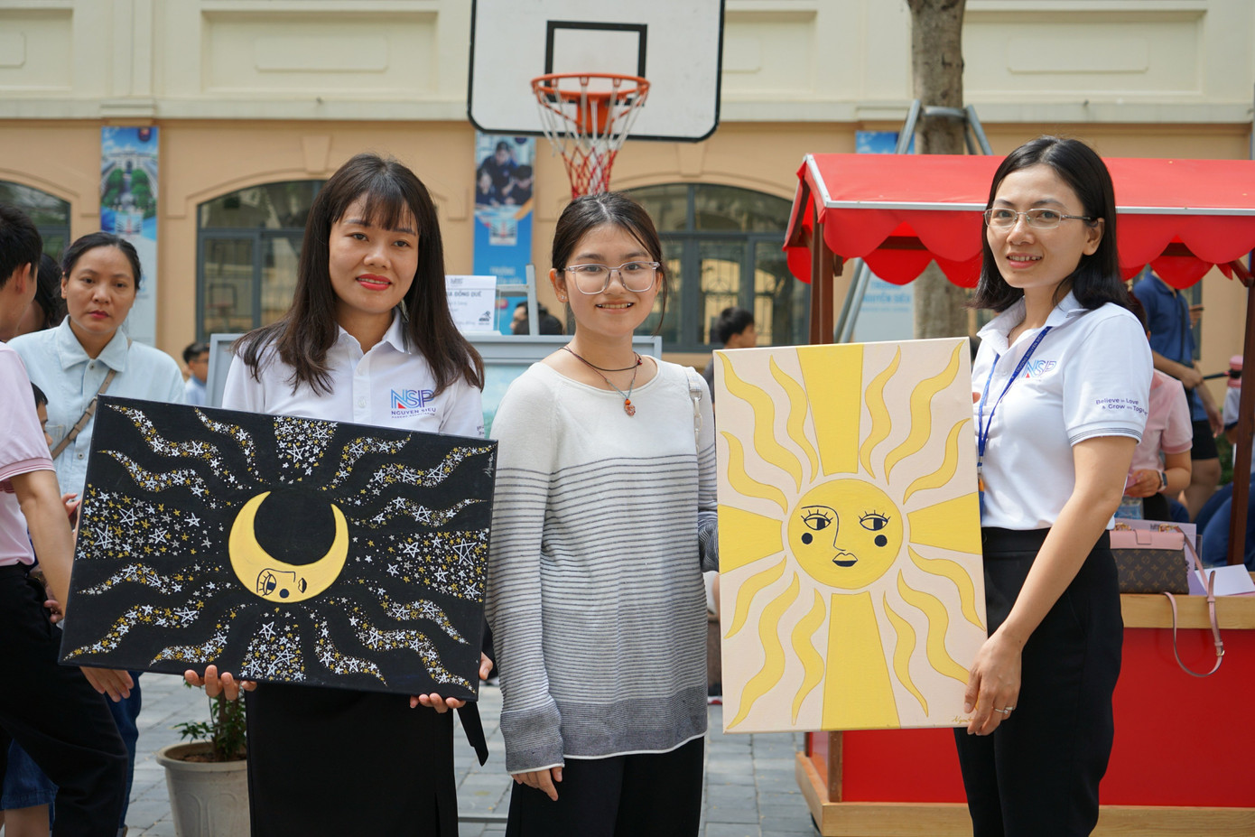 Phiên đấu giá tranh vẽ của teen Nguyễn Siêu.