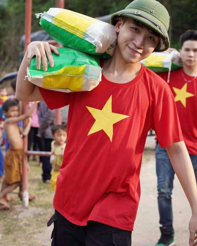 Chàng vlogger sinh năm 1995 Huy Cung đi cứu trợ đồng bào miền Trung. Chàng vlogger sinh năm 1995 Huy Cung đi cứu trợ đồng bào miền Trung.
