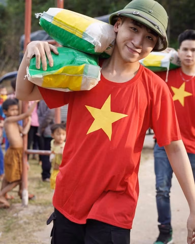 Chàng vlogger sinh năm 1995 Huy Cung đi cứu trợ đồng bào miền Trung.